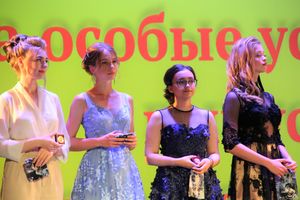 Великолукским выпускникам вручили медали «За особые успехи в учении» (ФОТО)