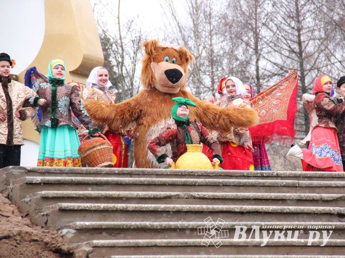 В Великих Луках сожгли Масленицу (фото)