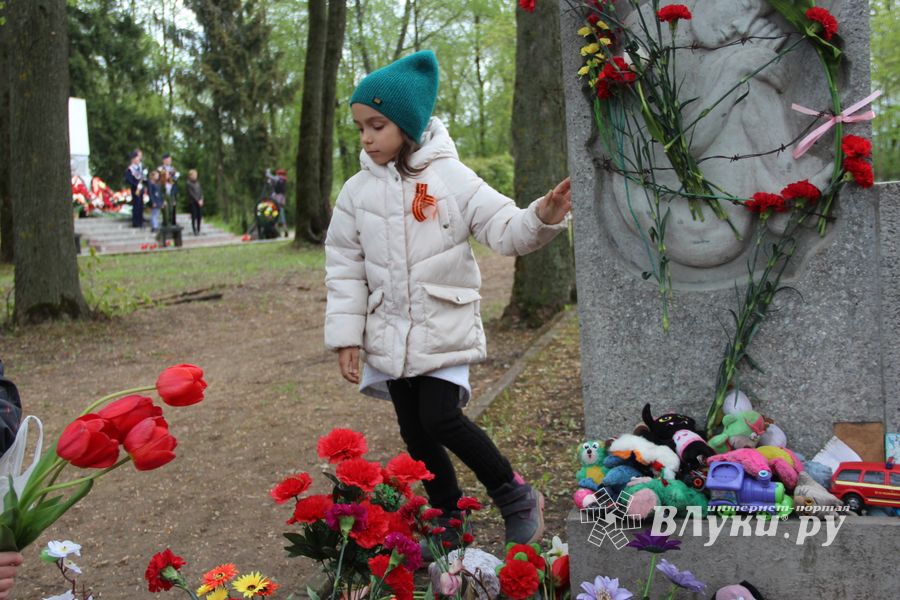 Великолучане почтили память героев Великой Отечественной (ФОТО)