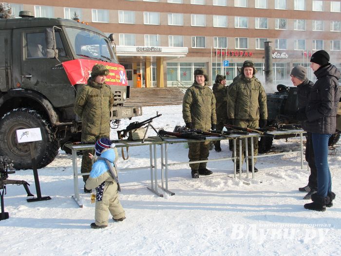 Великолучанам показывают армейскую технику и кормят кашей (6+) (ФОТО)