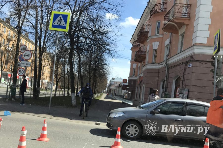 На Октябрьском обновляют «зебры», движение временно затруднено (ФОТО)