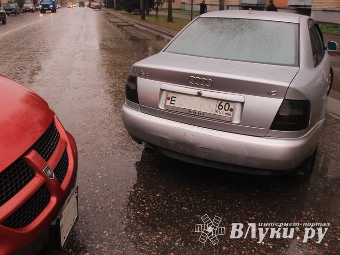 В Великих Луках белорусский Додж поцарапал местную Ауди (ФОТО)