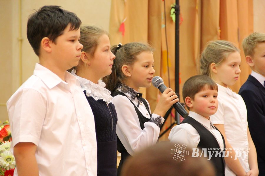 Зачем самых младших учеников 13-й школы испачкали мелом (ФОТО)