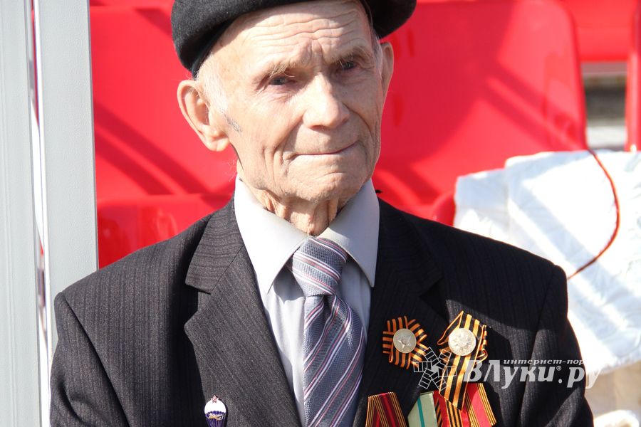 Парад Победы в Великих Луках (фото)