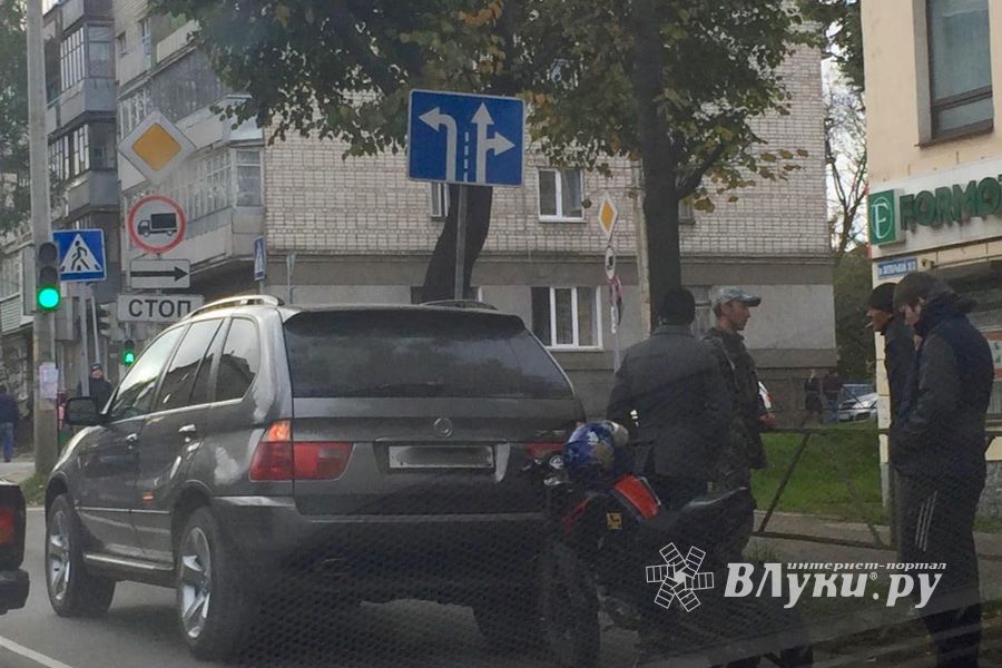 В Великих Луках произошло ДТП с участием мотоциклиста (фото)