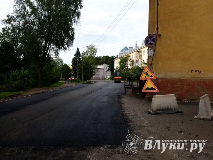 Улицу Некрасова в Великих Луках асфальтируют (ФОТО)
