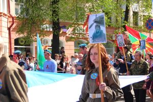 По центральному проспекту Великих Лук прошёл  «Бессмертный полк» (0+) (ФОТО)