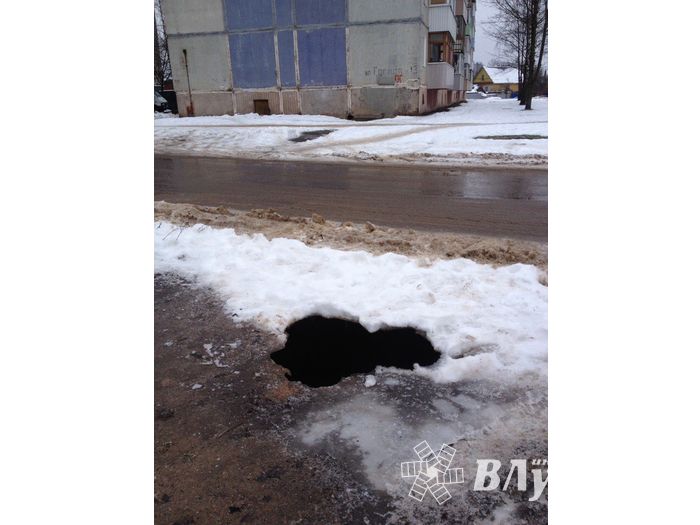 Фотофакт: провал асфальта на Гоголя в Великих Луках