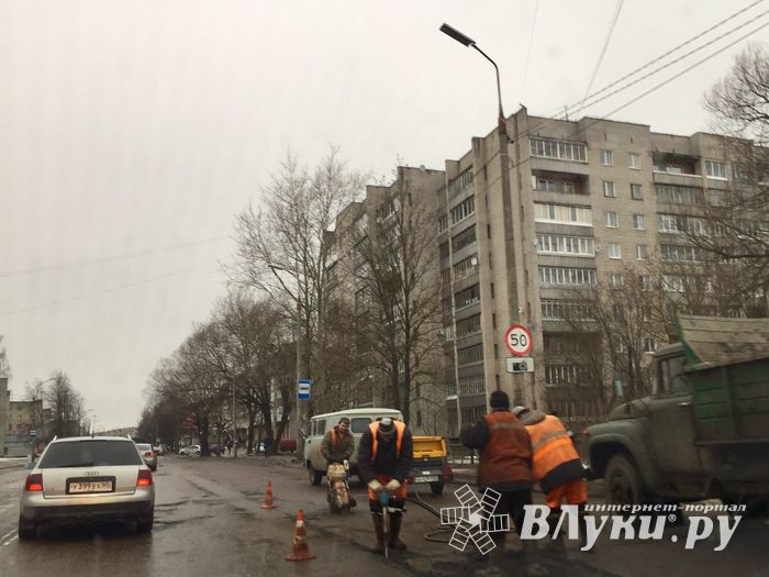 ФОТОФАКТ: Ямочный ремонт в Великих Луках