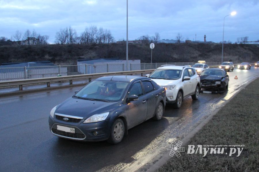 На путепроводе столкнулись три автомобиля (ФОТО)