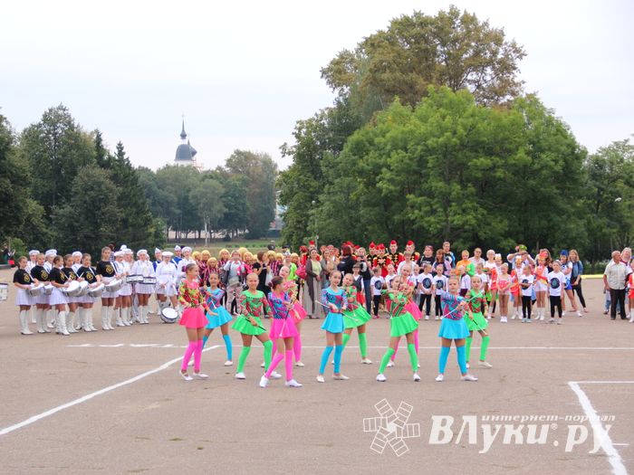 В Великих Луках проходит Международный фестиваль-конкурс среди мажореток и барабанщиц (ФОТО)