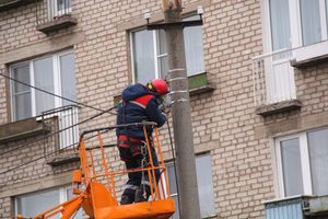 Негабаритный автопоезд вновь следует по улицам Великих Лук