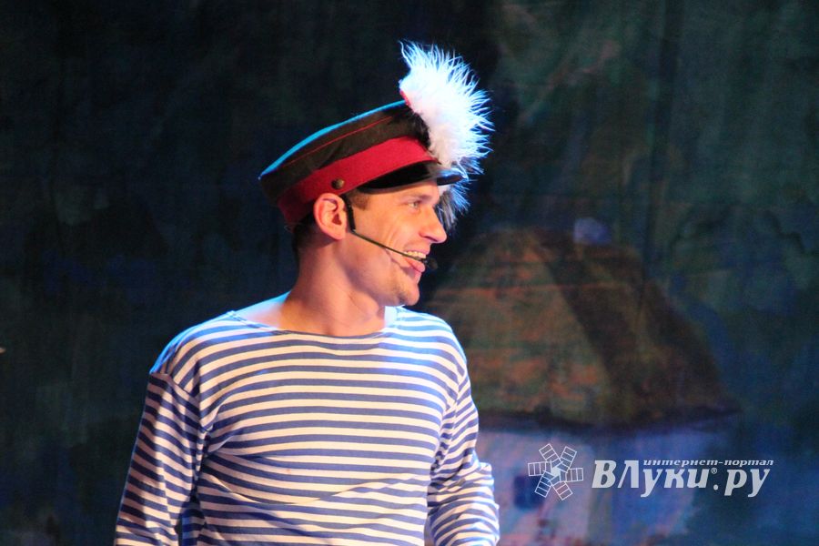 Кони стоят пьяные, хлопцы запряженные — в ГДК Ленина сыграли «Свадьбу в Малиновке» (ФОТО)