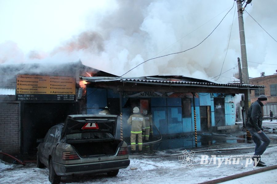 В Великих Луках горел автосервис (фото)