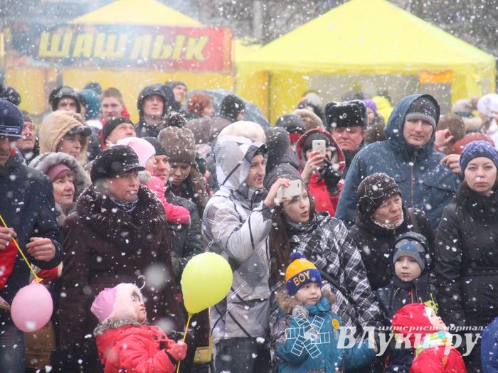 В Великих Луках сожгли Масленицу (фото)