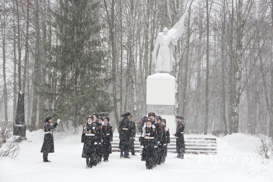 Великолучане возложили цветы на братском мемориальном захоронении (ФОТО)