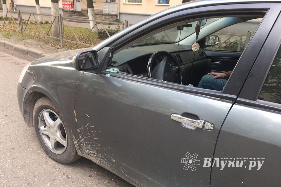 Автомобиль великолучанина попал под «обстрел» (ФОТО)