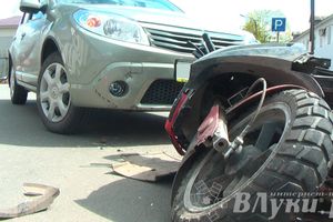В Великих Луках произошло ДТП с участием автомобиля Рено и скутериста (ФОТО)
