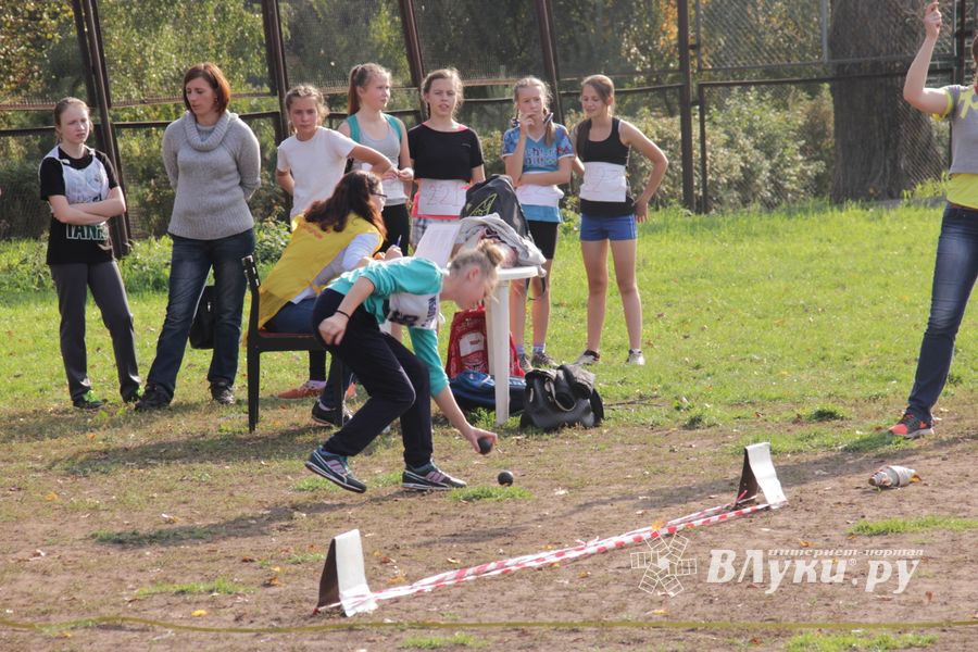 В Великих Луках состоялись соревнования «Шиповка юных» (фото)