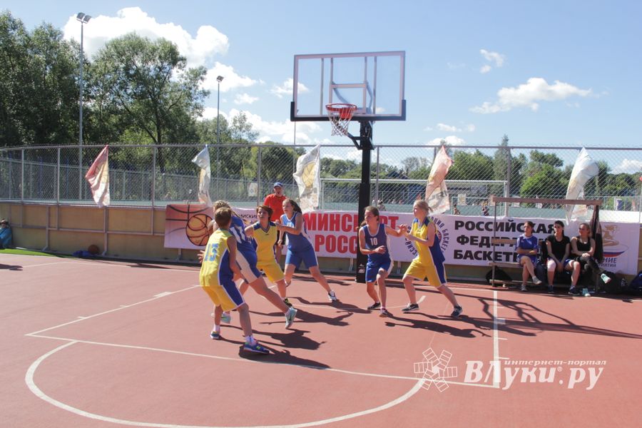 «Оранжевый мяч» в Великих Луках в День физкультурника (ФОТО)