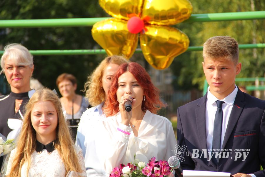 1 сентября в школах Великих Лук прошли Торжественные линейки (ФОТО)