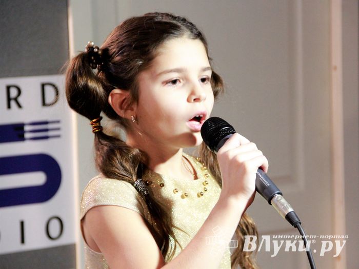 Участники медиапроета «Новые Голоса ДЕТИ на Новом Радио Великие Луки» записали видеоролики (ФОТО)