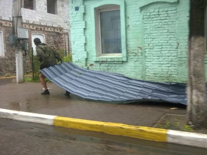Ураган в Псковской области валил деревья и срывал крыши (ФОТО)