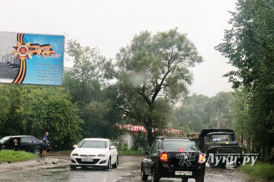 В Великих Луках столкнулись легковушка и ЗИЛ (ФОТО)