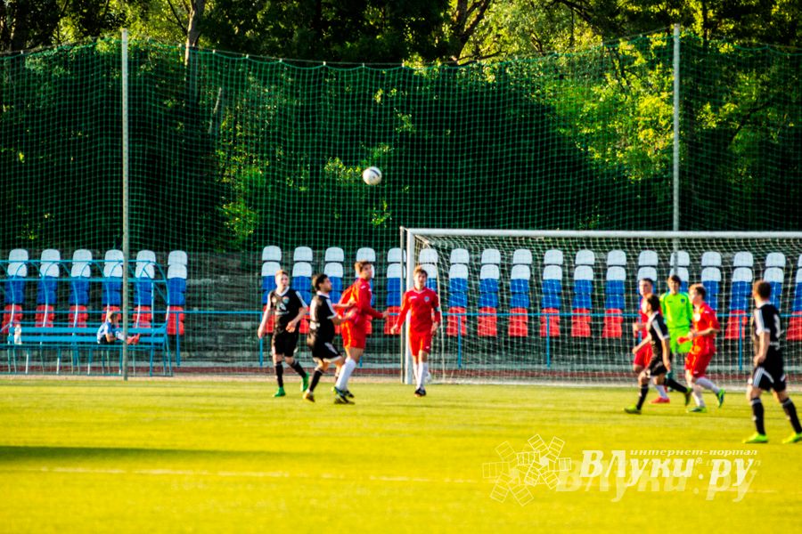 Матчи по футболу в рамках Первенства России проходят в Великих Луках (фото)