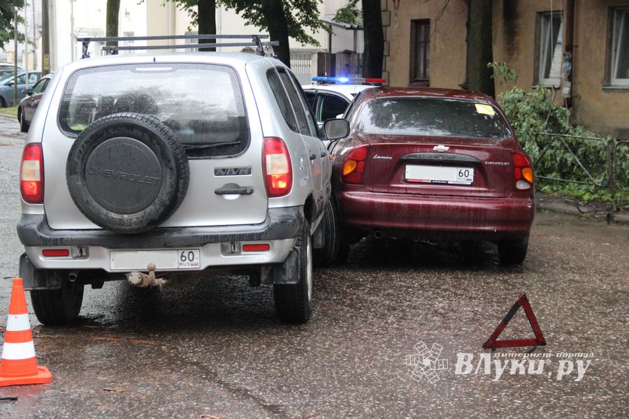 Chevrolet vs Chevrolet: автомобили не поделили улицу в Великих Луках (ФОТО)