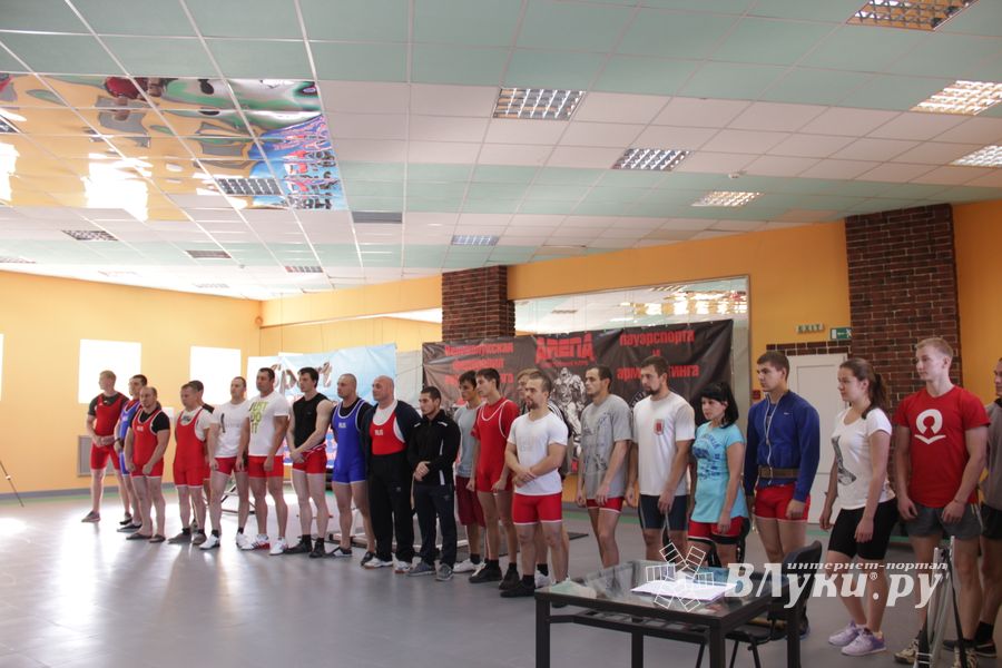 В Великих Луках прошел открытый городской турнир по пауэрлифтингу (фото)