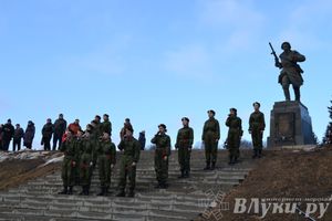 День защитника отечества в Великих Луках отметили памятным митингом и салютом