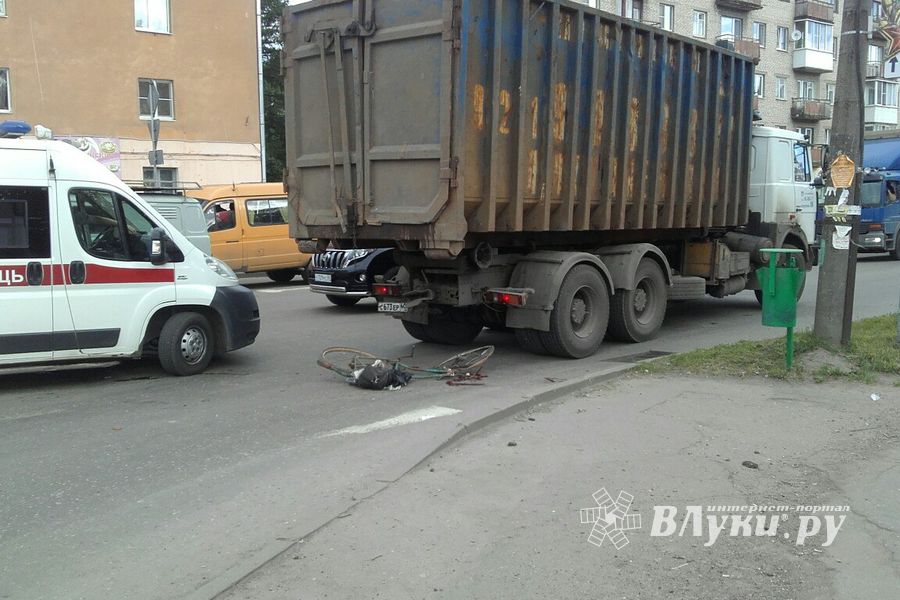 В Великих Луках на пешеходном переходе сбили велосипедиста (ФОТО)