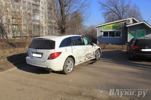 В Великих Луках столкнулись Мерседес и Мазда (фото)