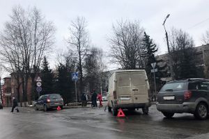 В Великих Луках на проспекте Октябрьском произошло ДТП (ФОТО)