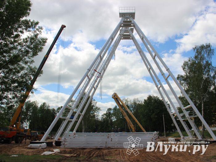 Ноги будущего колеса обозрения обрастают лучами (ФОТО)