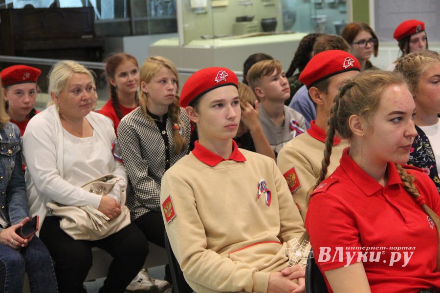 Великолучане отмечают День флага (ФОТО)