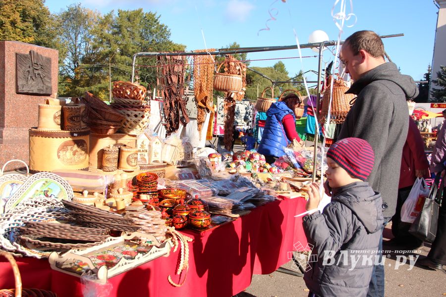 Торговая ярмарка «Осень-2016» прошла в Великих Луках (ФОТО)