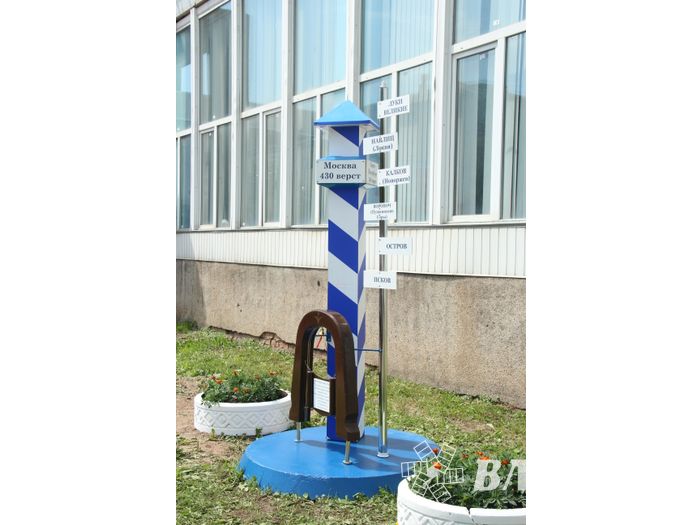 «Верстовой столб»  установлен у здания Главпочтамта на улице Зверева