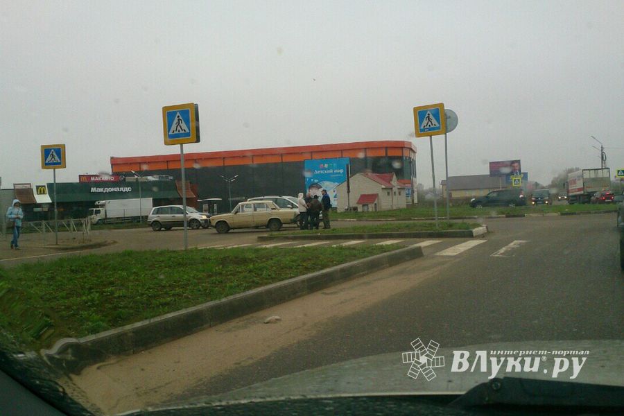 Ну не умеют в Великих Луках ездить по кольцу