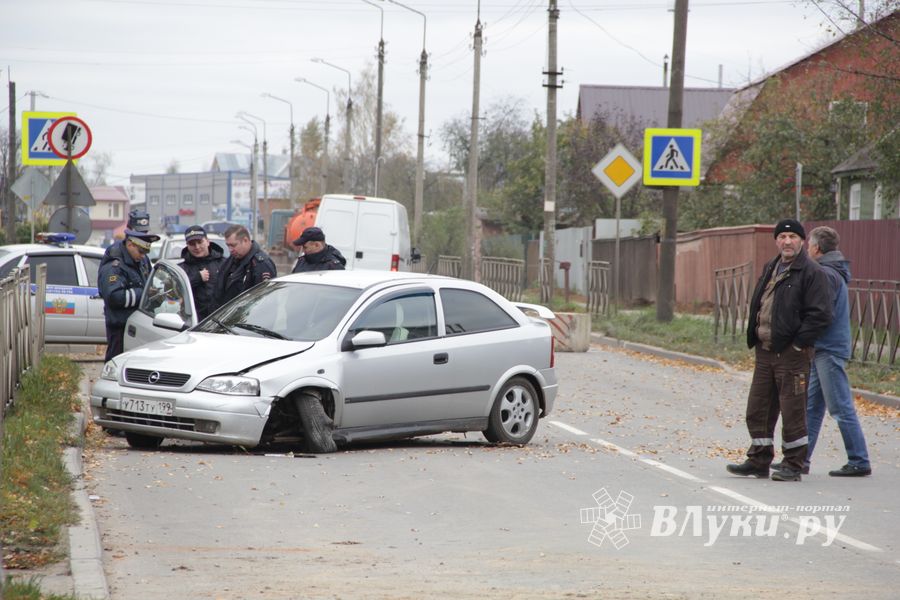 В Великих Луках неизвестный водитель, попав в ДТП, бросил автомобиль и скрылся (ФОТО)