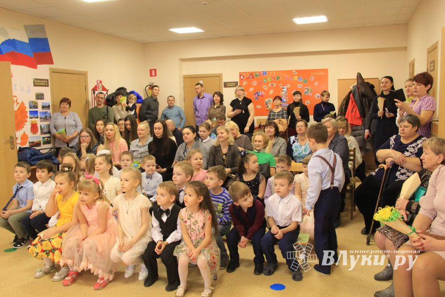 Великолукские школьники поздравили мам и учительниц (ФОТО)