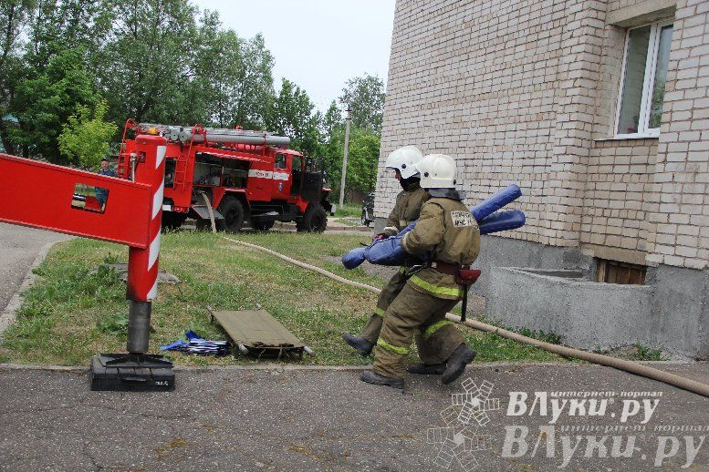 В Великих Луках прошли областные соревнования среди пожарных по спасению пострадавших