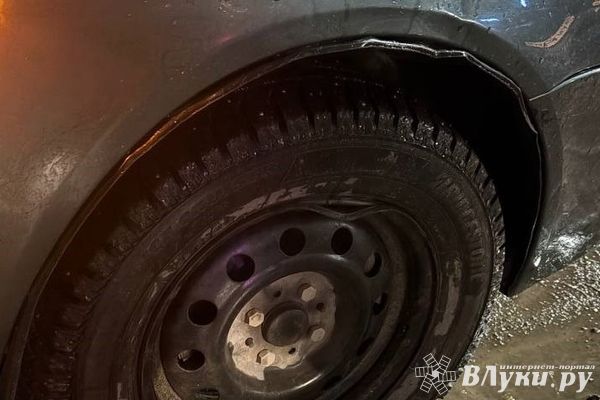 Автомобиль великолучанина облили кислотой