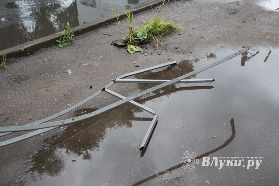 В Великих Луках автомобиль протаранил ограждение и «припарковался» на остановке (ФОТО)