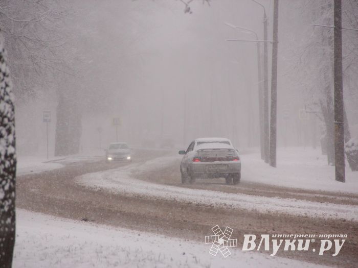 В Великих Луках снегопад и «день жестянщика» (фото)