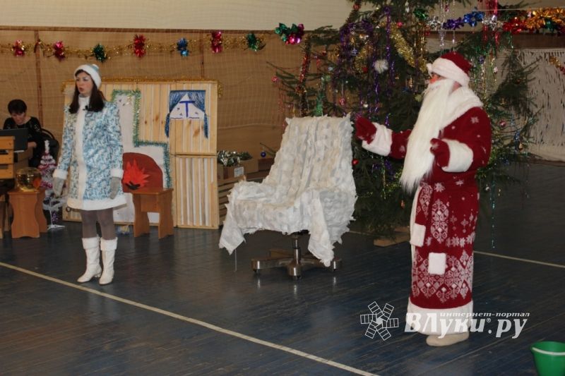 Новогодний утренник для детей организовали бойцы ОМОН УМВД России по Псковской области (фото)