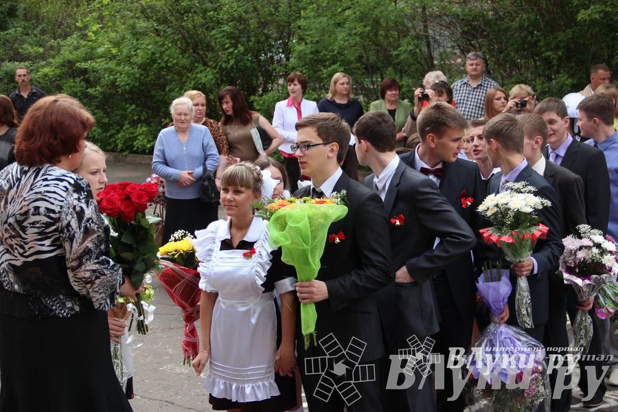 «Последний звонок» в школах Великих Лук