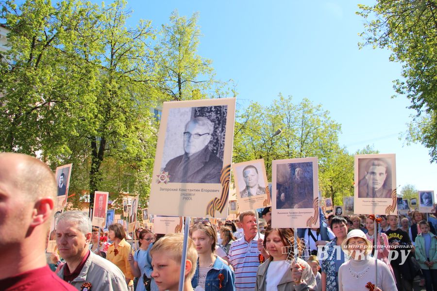 По центральному проспекту Великих Лук прошёл  «Бессмертный полк» (0+) (ФОТО)