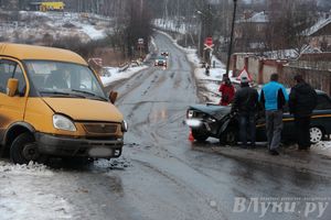 ​В Великих Луках столкнулись маршрутка и «Жигули» (фото)